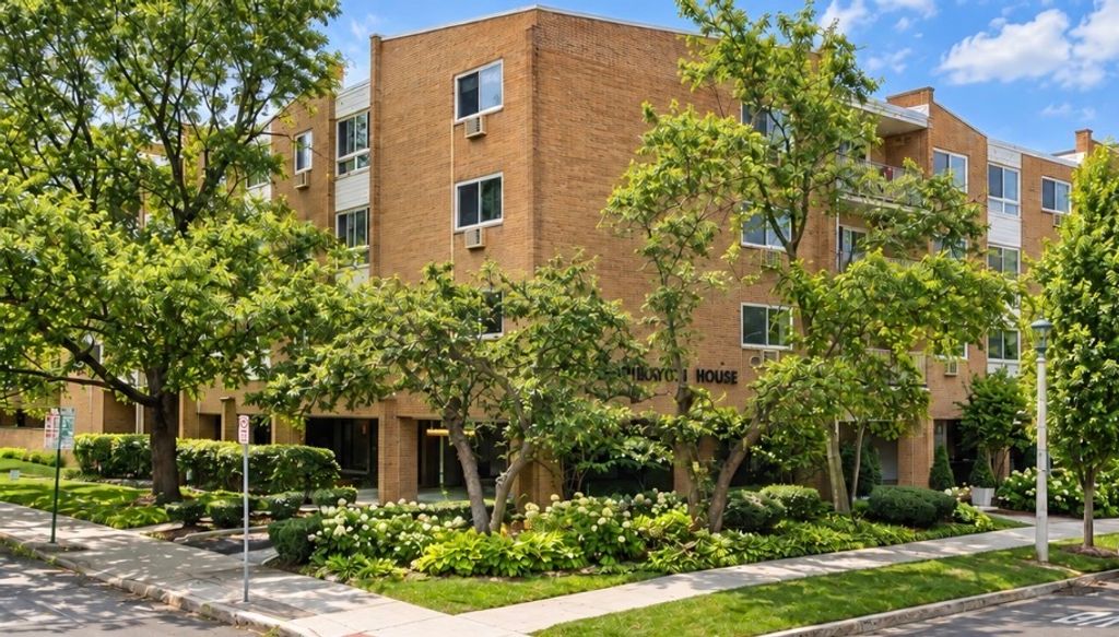 203 N Kenilworth Avenue 4F, Oak Park, IL 60302