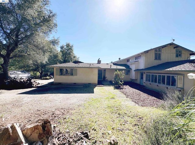 17121 Laurel Rd, Los Gatos, CA 95033