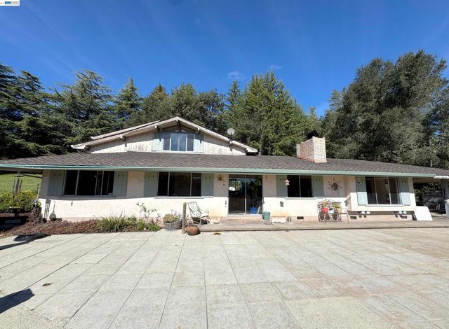17121 Laurel Rd, Los Gatos, CA 95033