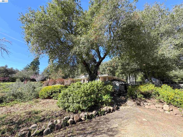 17121 Laurel Rd, Los Gatos, CA 95033