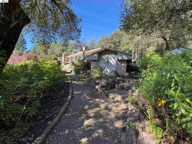 17121 Laurel Rd, Los Gatos, CA 95033