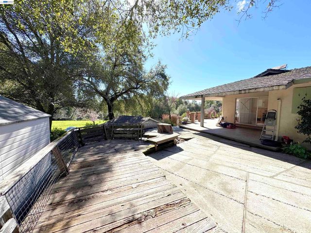17121 Laurel Rd, Los Gatos, CA 95033
