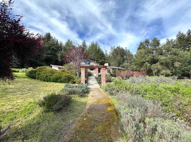 17121 Laurel Rd, Los Gatos, CA 95033