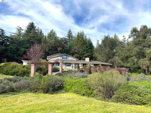 17121 Laurel Rd, Los Gatos, CA 95033