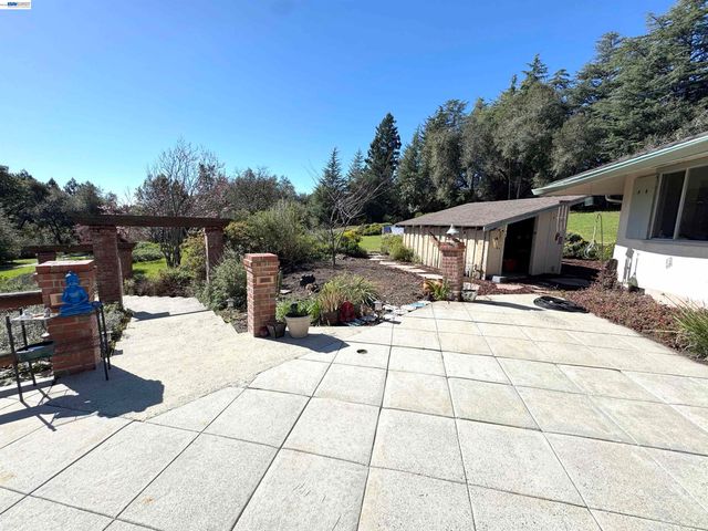 17121 Laurel Rd, Los Gatos, CA 95033