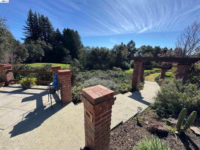 17121 Laurel Rd, Los Gatos, CA 95033