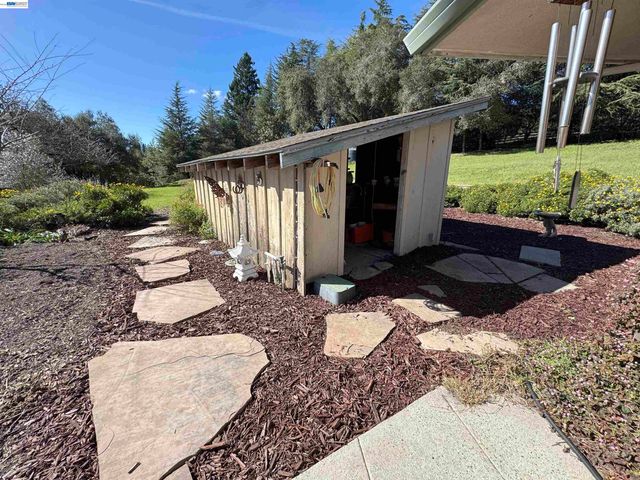 17121 Laurel Rd, Los Gatos, CA 95033