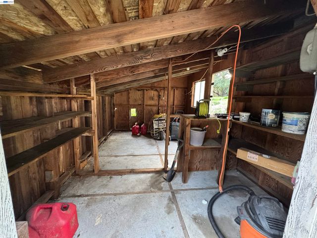 17121 Laurel Rd, Los Gatos, CA 95033