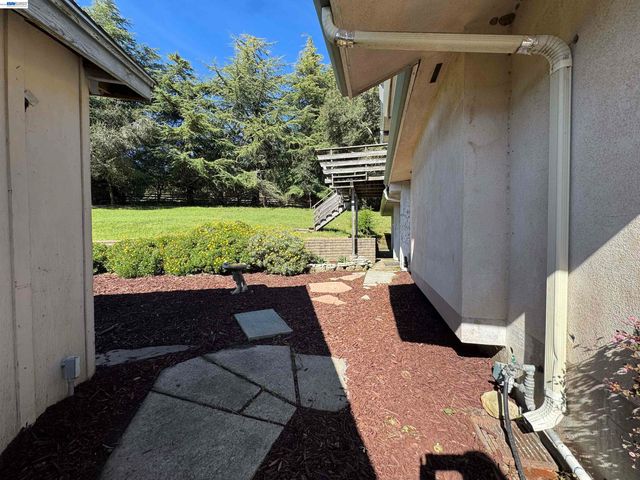 17121 Laurel Rd, Los Gatos, CA 95033