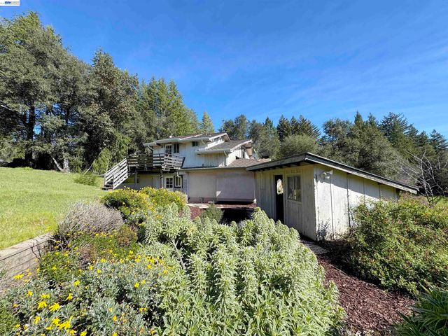17121 Laurel Rd, Los Gatos, CA 95033