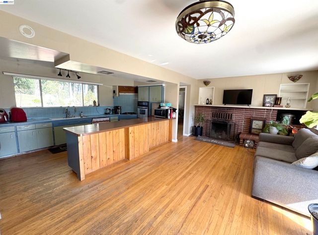 17121 Laurel Rd, Los Gatos, CA 95033