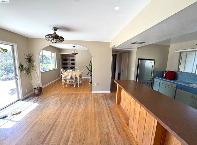 17121 Laurel Rd, Los Gatos, CA 95033