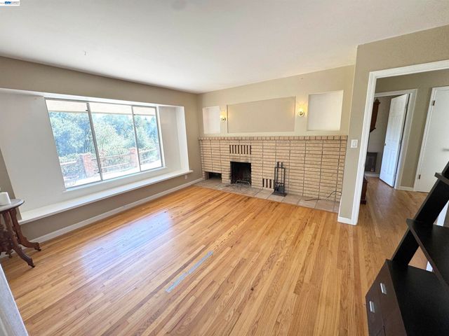 17121 Laurel Rd, Los Gatos, CA 95033