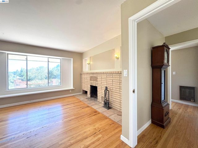 17121 Laurel Rd, Los Gatos, CA 95033