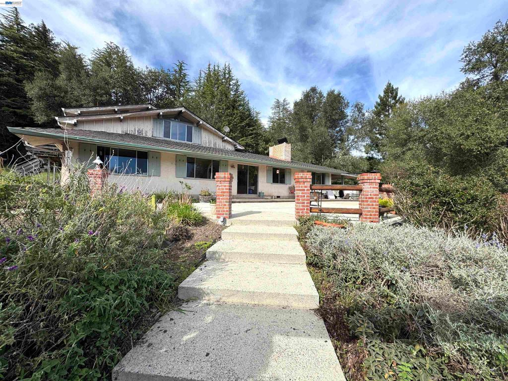 17121 Laurel Rd, Los Gatos, CA 95033
