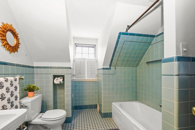 33 Severn St, Longmeadow, MA 01106