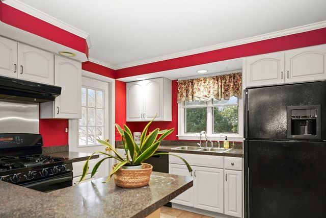 33 Severn St, Longmeadow, MA 01106