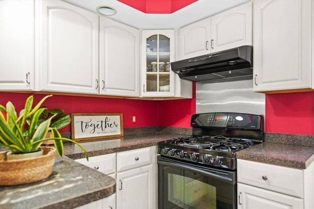 33 Severn St, Longmeadow, MA 01106