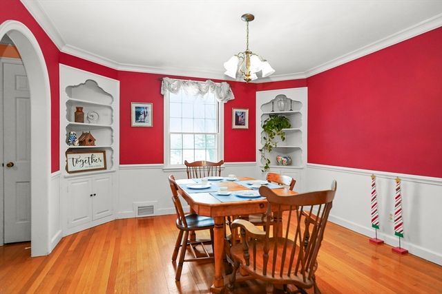 33 Severn St, Longmeadow, MA 01106