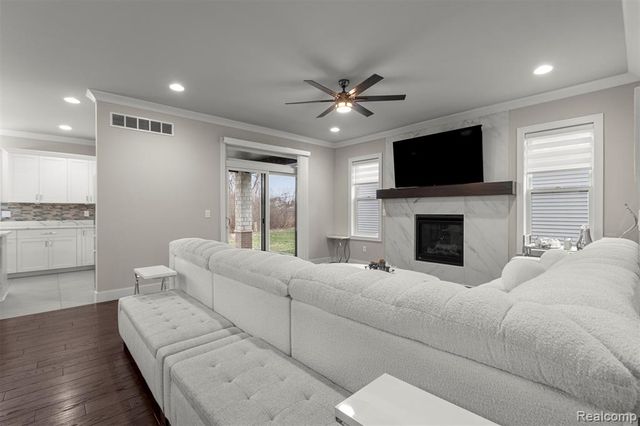 8615 Greendale Drive, Sterling Heights, MI 48312