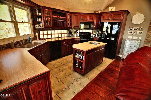 2250 Village Summit Drive, Sevierville, TN 37862