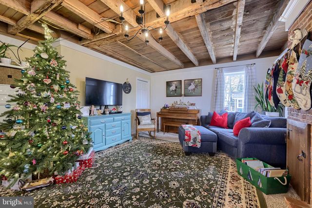 39 N MAPLE AVE, Leola, PA 17540