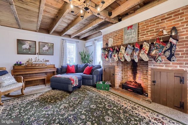 39 N MAPLE AVE, Leola, PA 17540