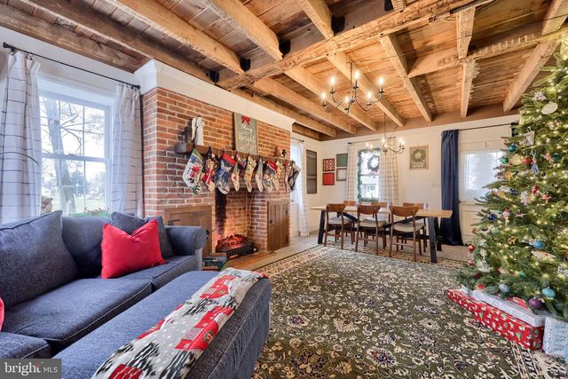 39 N MAPLE AVE, Leola, PA 17540