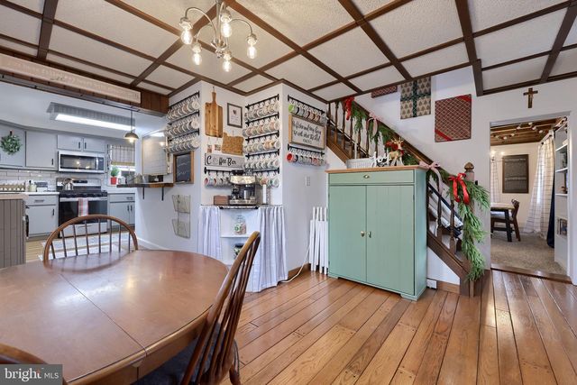 39 N MAPLE AVE, Leola, PA 17540