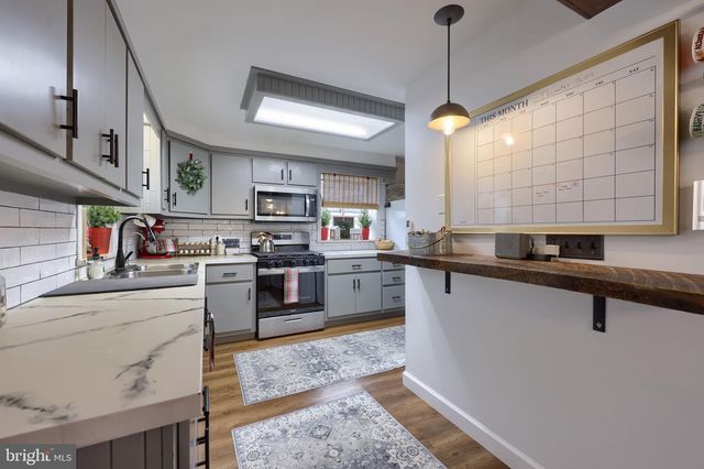 39 N MAPLE AVE, Leola, PA 17540