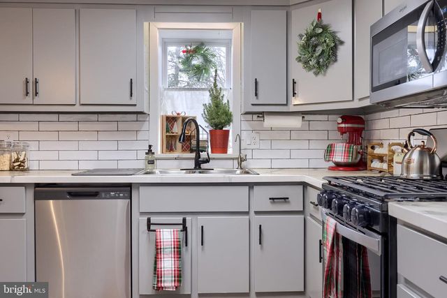 39 N MAPLE AVE, Leola, PA 17540