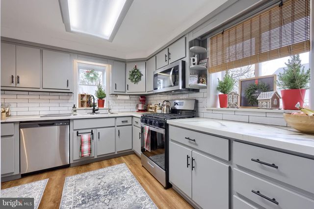 39 N MAPLE AVE, Leola, PA 17540