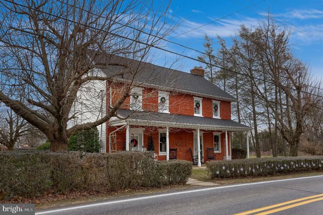 39 N MAPLE AVE, Leola, PA 17540