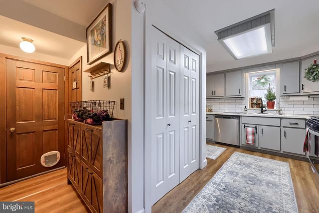 39 N MAPLE AVE, Leola, PA 17540