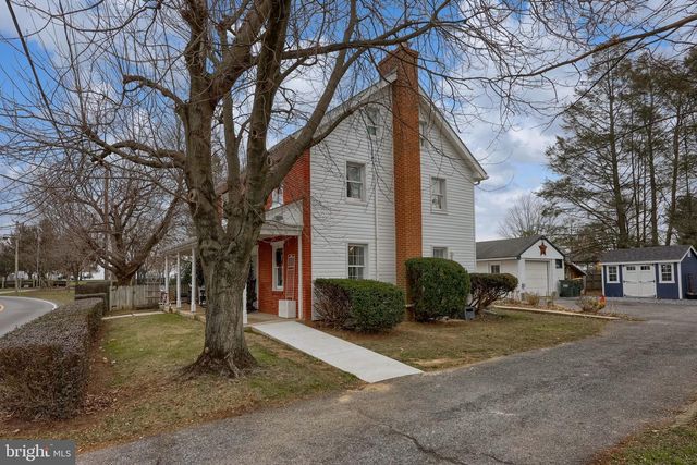 39 N MAPLE AVE, Leola, PA 17540