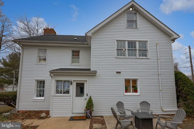 39 N MAPLE AVE, Leola, PA 17540