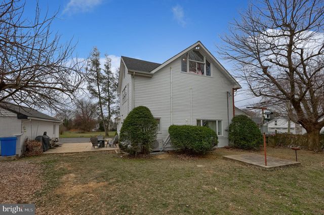 39 N MAPLE AVE, Leola, PA 17540