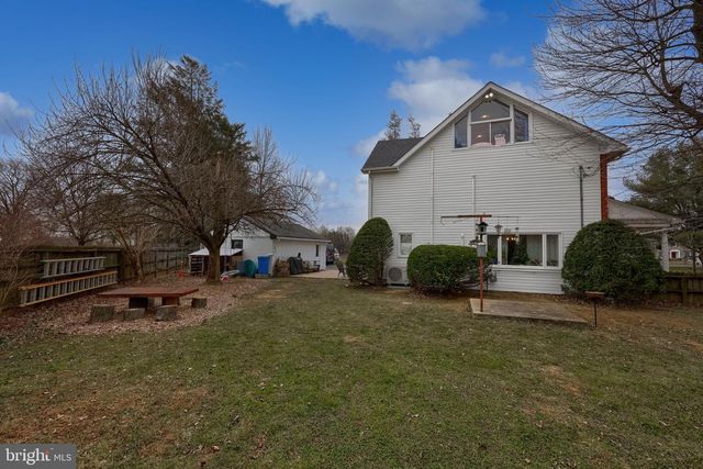 39 N MAPLE AVE, Leola, PA 17540