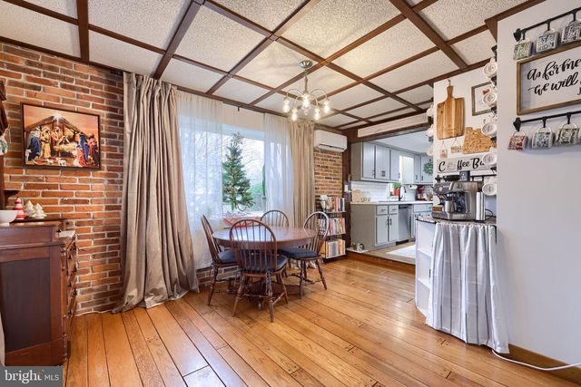 39 N MAPLE AVE, Leola, PA 17540