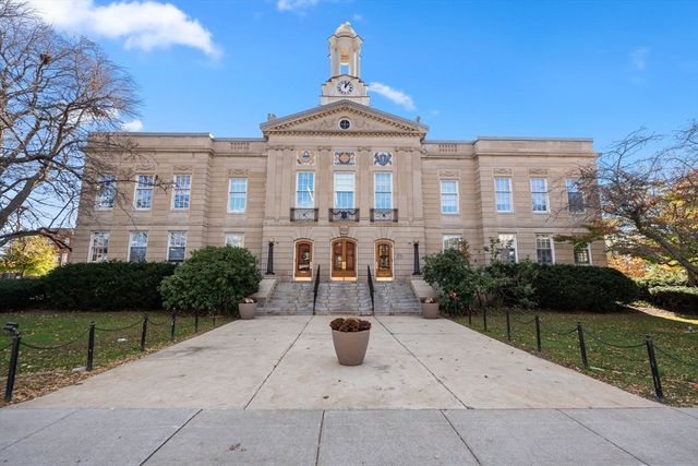 31 Pond St 22, Waltham, MA 02451