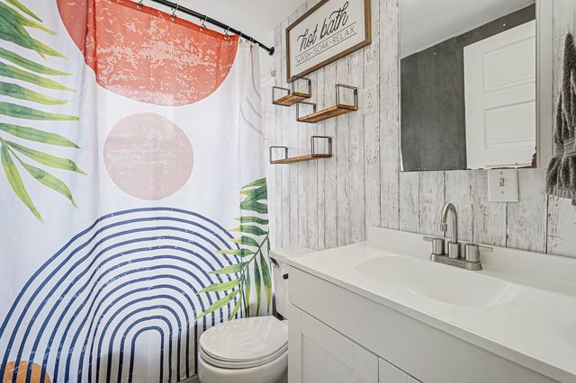 206 College St, Burns, TN 37029