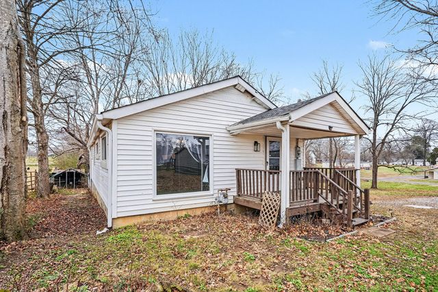 206 College St, Burns, TN 37029