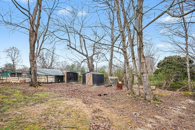 206 College St, Burns, TN 37029