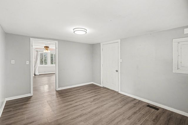 206 College St, Burns, TN 37029