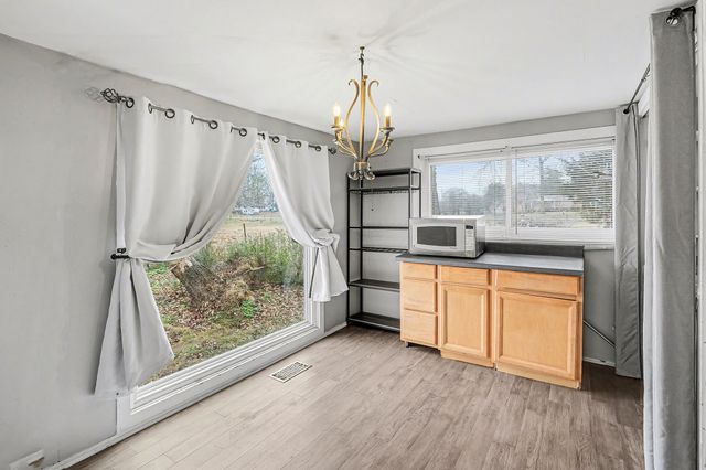 206 College St, Burns, TN 37029