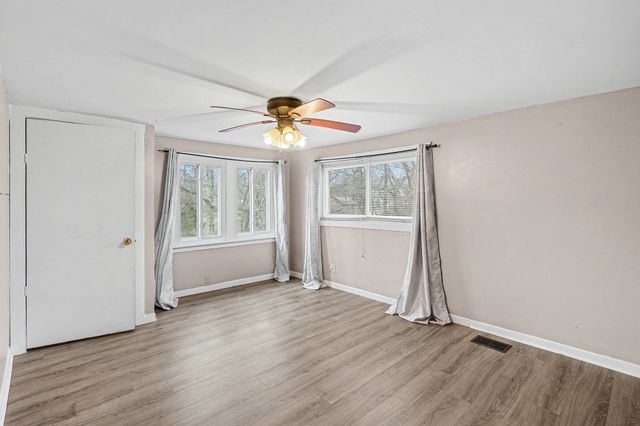 206 College St, Burns, TN 37029