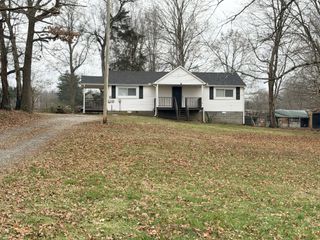 206 College St, Burns, TN 37029