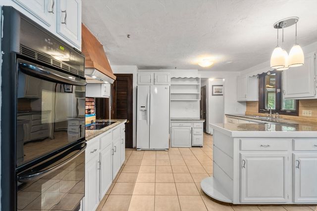 2 Whitney Dr, Sherborn, MA 01770