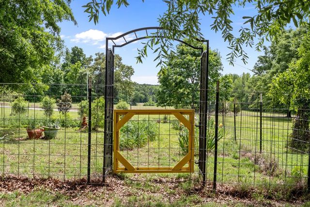 6120 Flatwoods Rd, Camden, TN 38320
