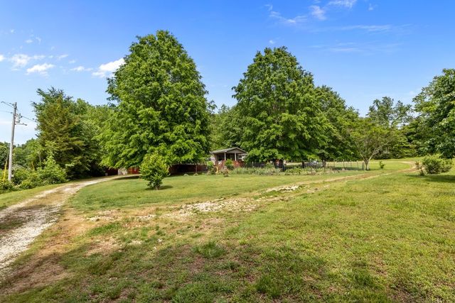 6120 Flatwoods Rd, Camden, TN 38320